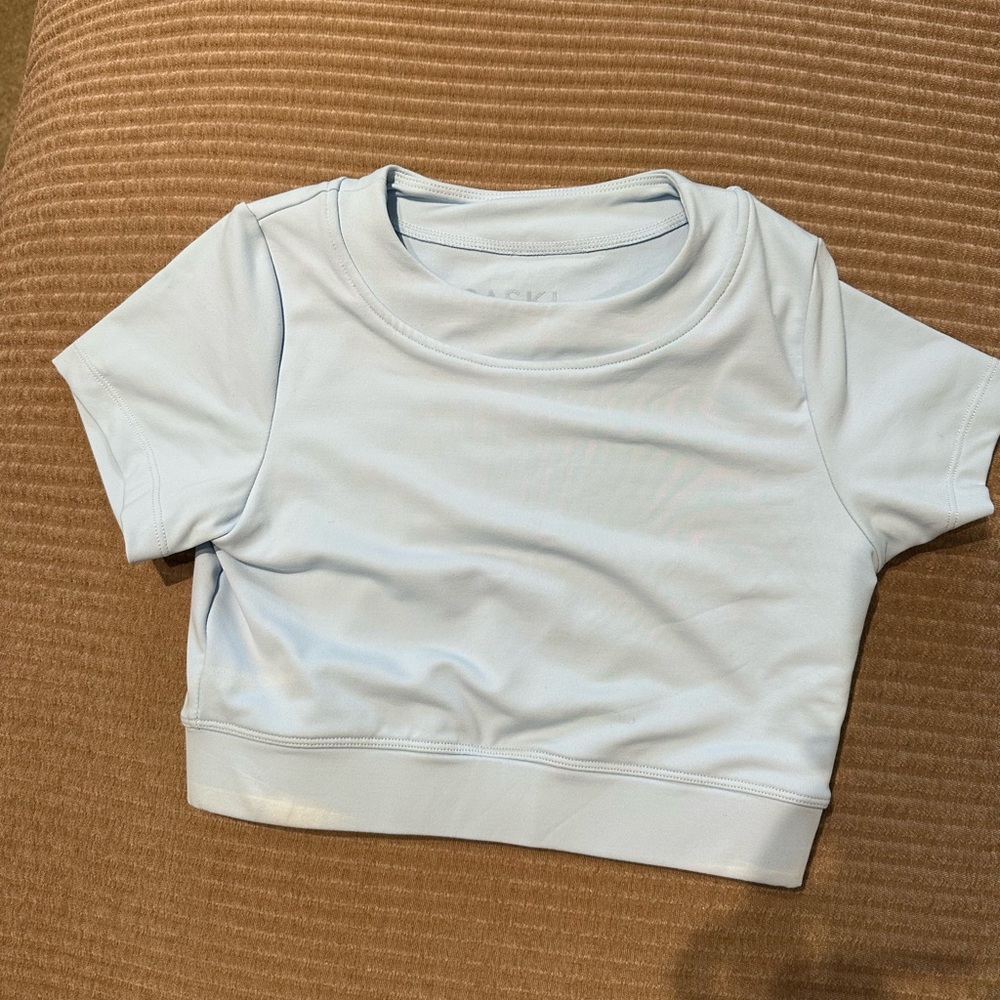 Saski Collection baby blue crop workout top